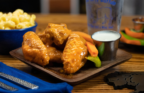 5 piece bone-in buffalo wing combo with mac-n-cheese, veggies and bleu cheese